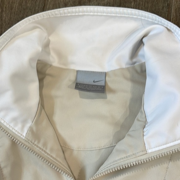 Nike Grey Tag Cream and White fitted lightweight Jacket - Picture 2 of 5
